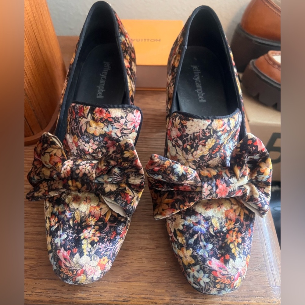 Jeffrey Campbell Print- Bow shoes size 8.5